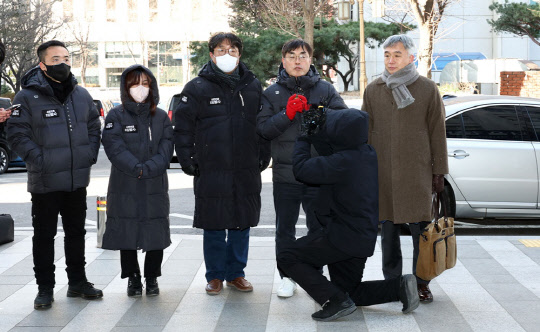 한동훈 법무부 장관의 주거지를 무단 침입한 혐의로 고발당한 유튜브 매체 '시민언론 더탐사'의 강진구 공동대표(오른쪽 두번째)가 지난달 14일 오후 서울경찰청 반부패·공공범죄수사대에 조사를 받기 위해 출석하며 기자회견을 하고 있다.<연합뉴스>